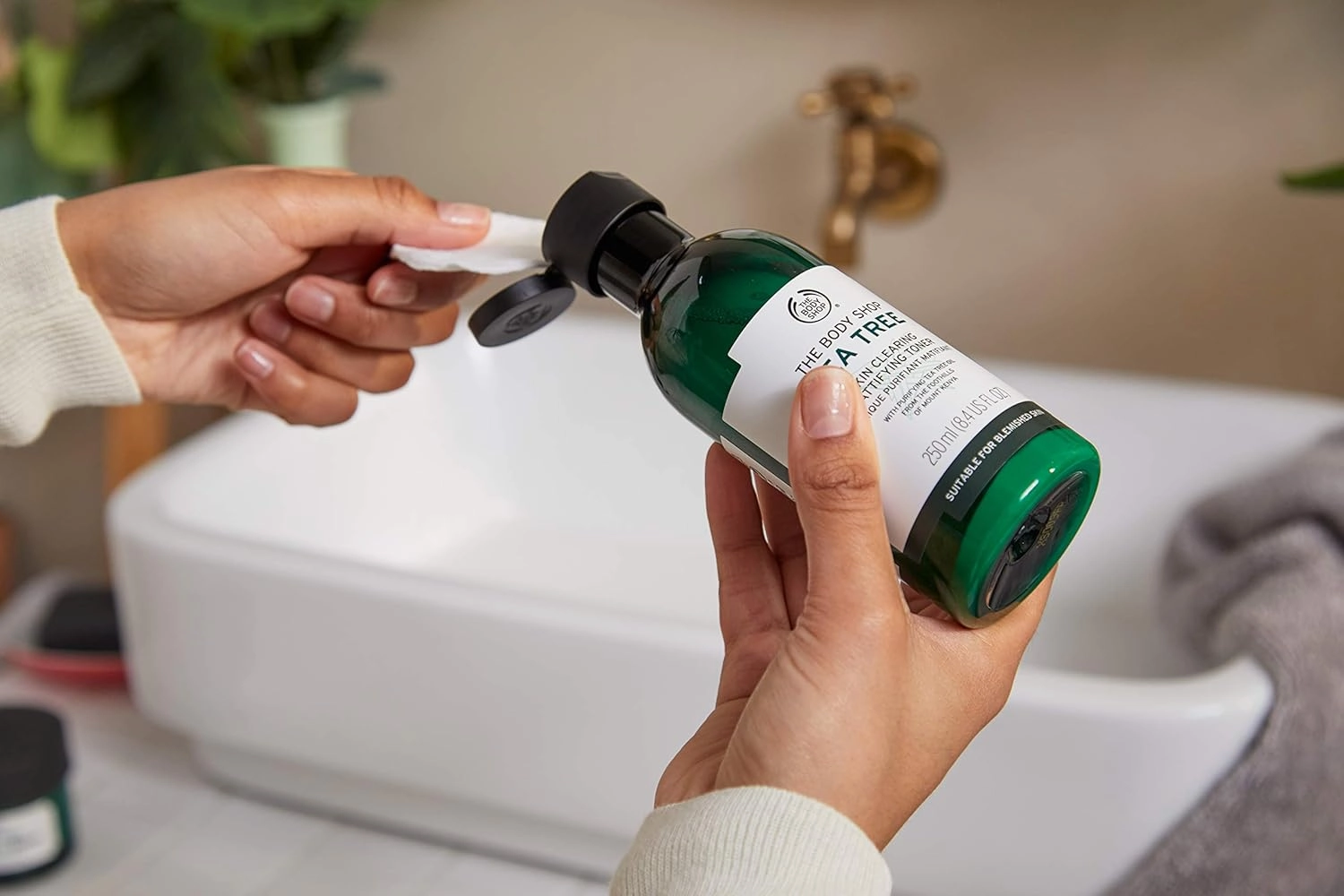 The Body Shop Tea Tree Skin Clearing Mattifying Toner, 13.5 Fl Oz (Vegan)